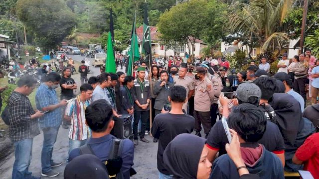 Wakil Ketua DPRD Kota Palopo Irvan Majid turun menemui ratusan peserta aksi di Jl Trans Sulawesi, Poros Sampoddo, Selasa (6/9/2022).
