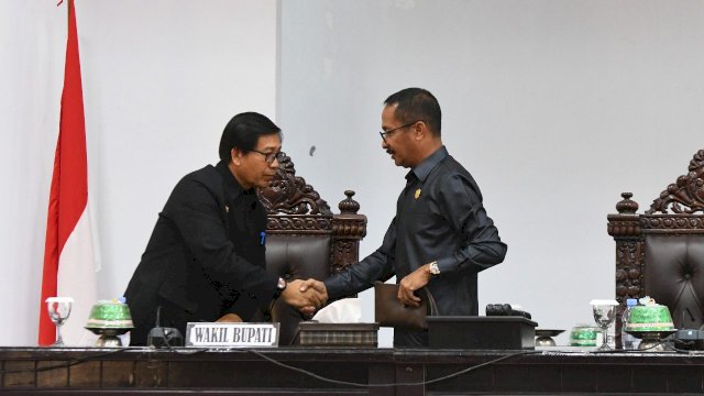 Ketua DPRD Luwu Utara, Basir (kanan), menyalami Wakil Bupati Luwu Utara Suaib Mansur, saat Rapat Paripurna. (Istimewa)