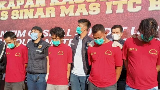 Empat pelaku perampokan Toko Emas dibekuk di beberapa lokasi berbeda, kini ditahan di Polres Tangerang Selatan (Istimewa)