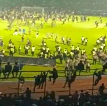 Sepak Bola Indonesia Berduka, Ratusan Korban Meninggal di Laga Arema vs Persebaya
