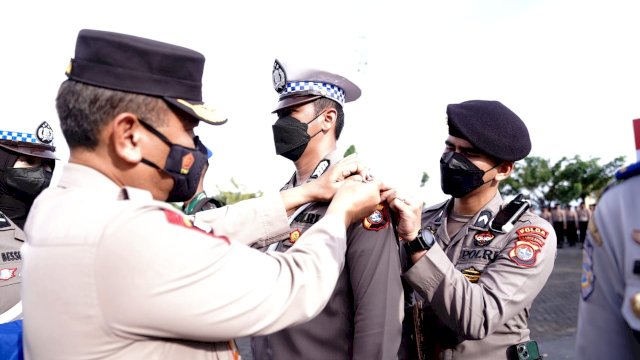 Wakapolda Brigjen Pol Umar Faroq, Menyematkan Pita Tanda Dimulainya Operasi Zebra Marano Polda Sulbar. (Istimewa)
