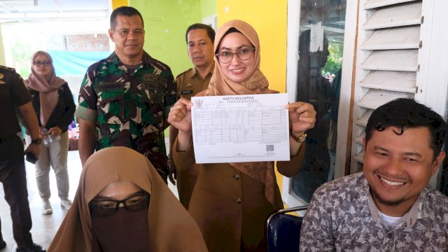 Bupati Luwu Utara Indah Putri Indriani memperlihatkan Kartu Keluarga yang dicetak di Kantor Desa Lapapa. Selasa (18/10/2022)