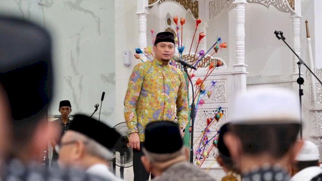 Ket : Bupati Gowa Adnan Purichta Ichsan saat menghadiri Peringatan Maulid Nabi Muhammad SAW yang dirangkaikan dengan Pelantikan Majelis Wakil Cabang (WMC) Nahdlatul Ulama Kabupaten Gowa, di Masjid Agung Syekh Yusuf. (Dok. Humas Gowa)