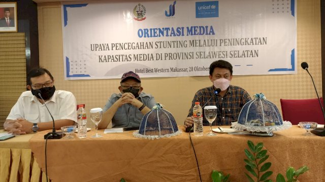 Ket : Direktur Yayasan Jenewa Madani Indonesia Surahmansah Said (kiri), bersama Kepala Kantor UNICEF Perwakilan Sulawesi dan Maluku Henky Widjaja (kanan) saat membuka Orientasi Media "Upaya Pencegahan Stunting Melalui Peningkatan Kapasitas Media di Provinsi Sulawesi Selatan", di Best Western Makassar, Kamis (20/10). ( Chaerani / Republiknews.co.id)