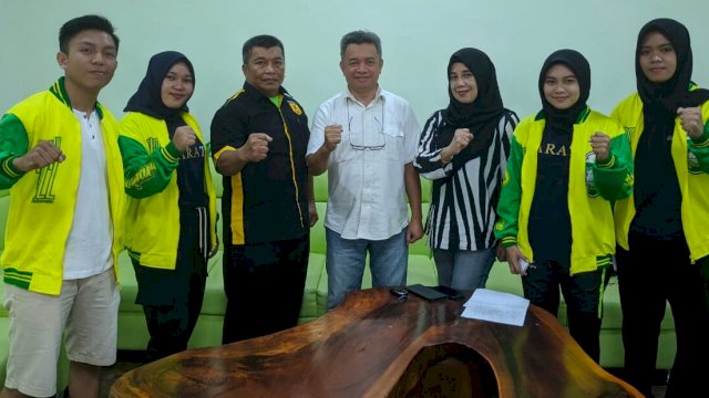 Ket : Ketua Forki Parepare, Yasser Latief (Tengah) saat melepas Empat Atlet untuk bertanding di Porprov Sulsel. (Istimewa)