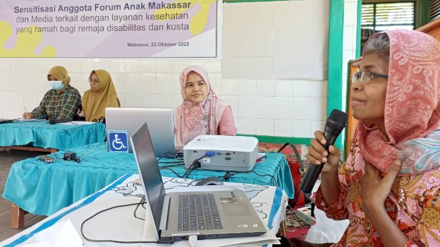 Ket : Ketua HWDI Sulsel Maria Un di sela-sela pelaksanaan Forum Sensitisasi Anggota Forum Anak Makassar dan Media Terkait Dengan Layanan Kesehatan yang Ramah Bagi Remaja Disabilitas dan Kusta, di Taman Baca Amelia (Baruga), Kelurahan Maccini Sombala, Minggu (23/10). (Chaerani/Republiknews.co.id)