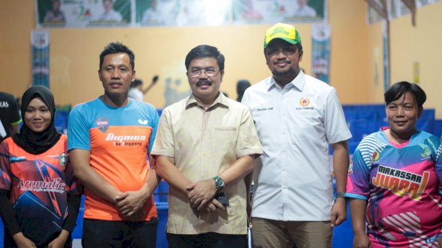 Ket : Ketua PTMSI Parepare, IPTU Sukri Abdullah (Baju Biru-Orange) bersama Ketua KONI Kota Parepare, Zulham Arief (Baju Putih) dan Atlet Cabor Tenis Meja Parepare (Humas KONI Parepare)