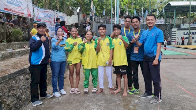 Ket : Ketua Cabor Senam Parepare, Musdalifah Pawe bersama Atlet Senam Kontingen Parepare di Porprov Sulsel (Istimewa)
