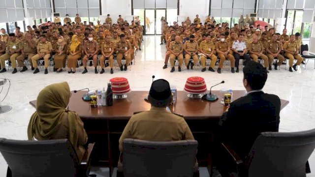 Ket : Wakil Bupati Gowa Abd Rauf Malaganni saat membuka Pelatihan Peningkatan Sumber Daya Manusia/Public Speaking Lingkup Pemerintah Kabupaten Gowa, di Baruga Tinggimae, Rumah Jabatan Bupati Gowa, Selasa, (25/10). (Dok. Humas Gowa)