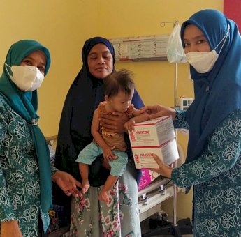 Ketua TP-PKK Lutra Beri Bantuan Tambahan Makanan Kepada Penderita Gizi Buruk di Desa Sidomukti