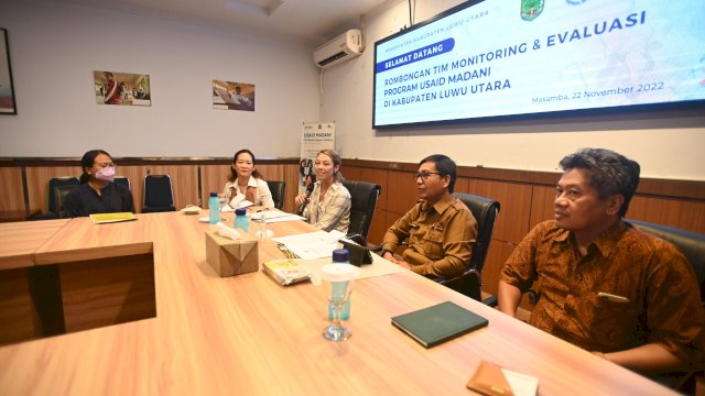 USAID Acting Director Office, Ellexis Gurrola menyampaikan beberapa program USAID Madani di ruang rapat Bupati Luwu UItara. Selasa (22/11/2022)