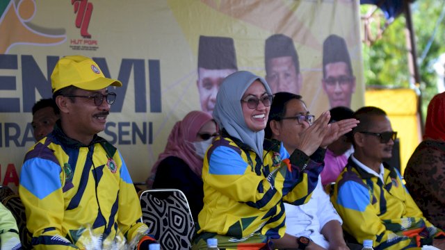 Ketua DPRD Luwu Utara Drs Basir, Bupati Luwu Utra Indah Putri Indriani dan Wakil Bupati Luwu Utara Suaib Mansur menyaksikan devile peserta Porseni VII PGRI Luwu Utara.