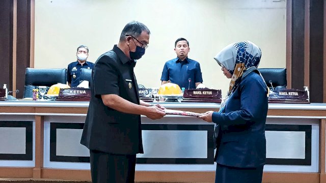 Ket : Ketua DPRD Parepare, Andi Nurhatina Tipu saat menerima tanggapan Wali Kota Parepare yang diserahkan Wakil Wali Kota Parepare, Pangerang Rahin. (Istimewa)