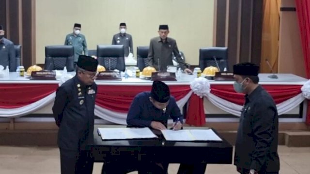 Ket : Wakil Ketua DPRD Parepare, H Tasming Hamid menandatangani Pengesahan Perda Kota Layak Anak (Istimewa)