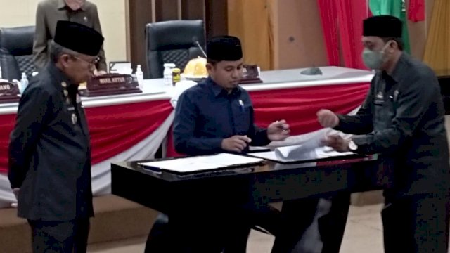 Ket : Wakil Ketua DPRD Parepare, H Tasming Hamid menandatangani Pengesahan Perda Kota Layak Anak (Istimewa)