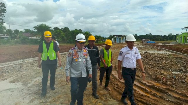 Kadishub Luwu Timur, A R Salim bersama rekanan melakukan peninjauan proyek pembangunan terminal Malili.
