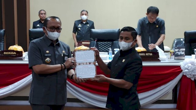 Ket : Wakil Ketua DPRD Parepare, Tasming Hamid menerima KUA-PPAS APBD Tahun 2023 yang diserahkan Sekda Kota Parepare, Iwan Asaad (Istimewa)