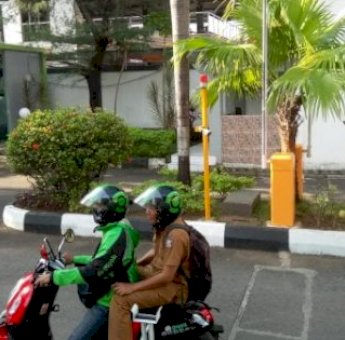 Sukseskan Ojol Day, Kasubag Humas DPRD Makassar Naik Ojol ke Kantor