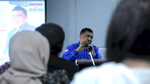 Anggota DPRD Kota Makassar Arifin Daeng Kulle, saat mensosialisasikan Perda nomor 1 tahun 2016, Minggu (30/10/2022). (Istimewa)