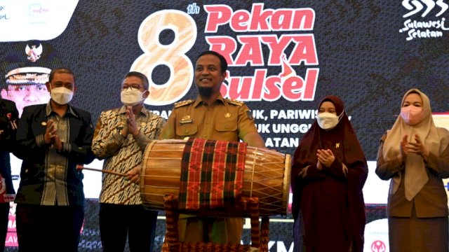 Gubernur Sulsel Andi Sudirman Sulaiman, memukul gendang pembukaan Pekan Raya Sulsel ke-8, Selasa (01/11/2022). (Istimewa)