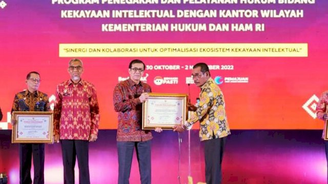 Kanwil Kemenkumham Sulsel berhasil menerima penghargaan atas pencapaian pada realisasi Kekayaan Intelektual (KI) tahun ini. (Dok. Kanwil Kemenkumham Sulsel).