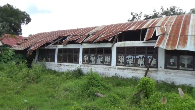 Kondisi Atap Gedung SD Inpres 104 Maradekaya, Kelurahan Maradekaya, Kecamatan Pattallassang, Kabupaten Takalar, yang rusak parah dan membahayakan keselamatan guru dan siswa saat proses belajar mengajar.