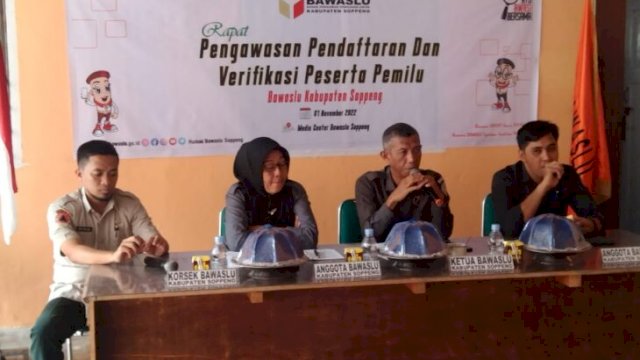Jajaran Bawaslu Kabupaten Soppeng gelar rapat bersama Panwaslu Kecamatan di media center Bawaslu Soppeng, Selasa 1 November 2022. (Istimewa)