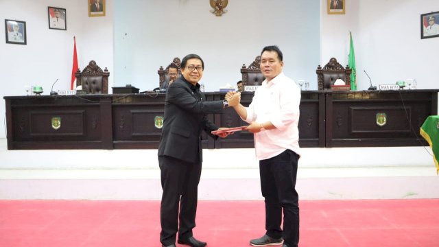 Wakil Ketua DPRD Luwu Utara, Karemuddin, saat menerima Draf RAPBD Kabupaten Luwu utara Tahun 2023 dari Wakil Bupati Suaib Mansur, Selasa (01/11/2022). (Istimewa)