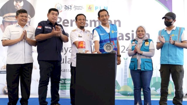 Gubernur Sulsel Andi Sudirman Sulaiman, bersama GM PLN Sulselrabar Mochammad Andi Adchaminoerdin, menekan tombol sering peresmian Listrik 24 jam di Pulau Lae-Lae, Rabu (02/11/2022). (Istimewa)