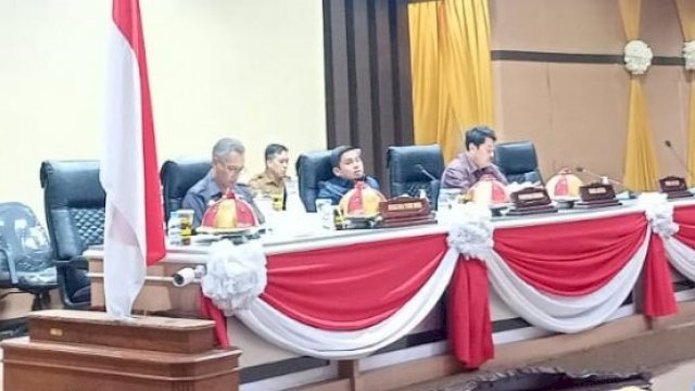 Ket : Paripurna Pandangan Fraksi terhadap tiga ranperda inisiatif DPRD di Ruang Rapat Paripurna DPRD Parepare (Istimewa)