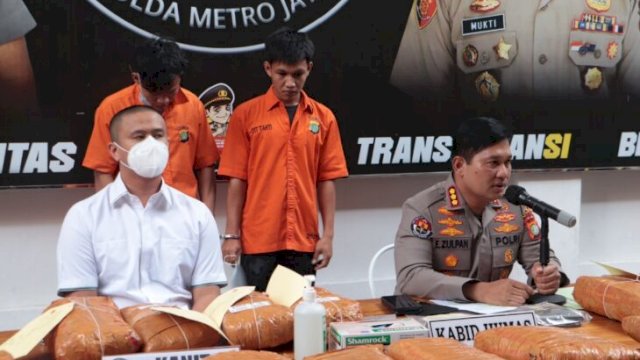 Barang Bukti Ganja 112 Kg Dan Kurir Narkoba Dihadirkan Polisi Saat Press Confrence. Rabu (02/11/2022). (Ist)