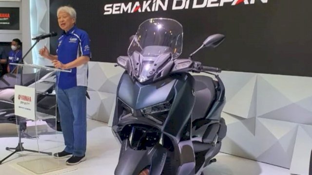 Dyonisius Beti VP Director YIMM saat mempesentasikan Yamaha Xmax 2023 Connected di IMOS. (Istimewa)