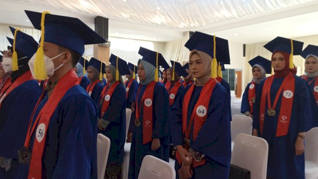 Politeknik Bosowa kembali mewisuda puluhan mahasiswa jenjang diploma tiga pada angkatan ke-7, di Gedung Lestari Bosowa, Kamis (03/01/2022). Sejumlah wisudawan ini tercatat telah bekerja di beberapa perusahaan di Makassar. (Foto: Chaerani/Republiknews.co.id)