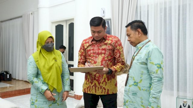 Bupati Gowa Adnan Purichta Ichsan bersama keluarga saat mengikuti pendataan awal Regsosek 2022 yang berlangsung di Rumah Jabatan Bupati Gowa, Kamis (03/11). (Dok. Humas Gowa)