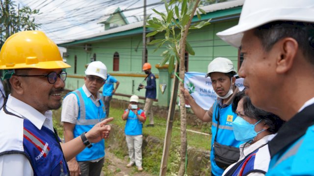 Dukung Program Penghijauan Kota Makassar, PLN dan DLH melaksanakan penanaman kembali pohon di Jalan Perintis Kemerdekaan, Rabu (02/11/2022). (Istimewa)