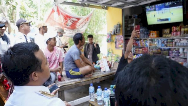 Gubernur Sulsel Andi Sudirman Sulaiman, nonton bareng warga Pulau Lae-Lae Kota Makassar, usai meresmikan Listrik 24 Jam. (Istimewa)