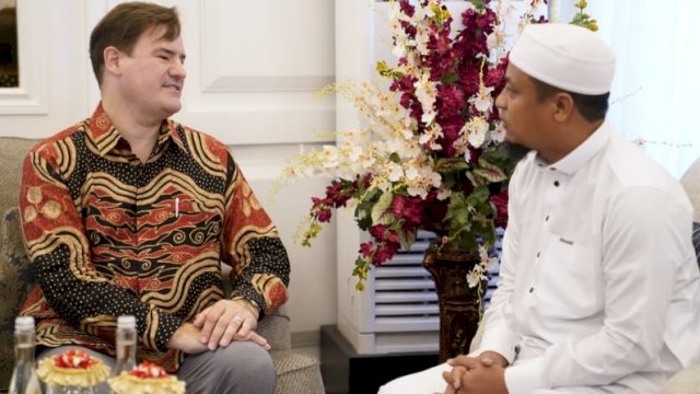 Gubernur Sulsel Andi Sudirman sulaiman, saat menerima kunjungan perwakilan dari Universitas Rodhe Island Amerika Serikat, Kamis (03/11/2022). (Istimewa)