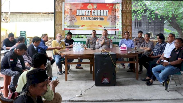 Kapolres Soppeng AKBP Santiadjie Kartasasmita, dalam kegiatan Jumat Curhat disalah satu warkop di Watansoppeng, Jumat (04/11/2022). (Foto: Yusuf / Republiknews.co.id)