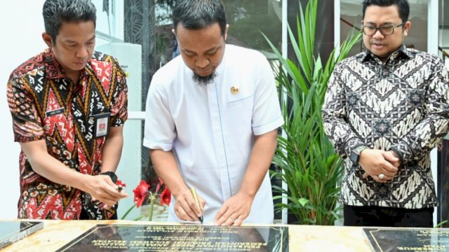 Gubernur Sulsel Andi Sudirman Sulaiman, didampingi Wakil Ketua DPRD Sulsel Darmawangsyah Muin, saat meresmikan Mess Andalan Malino, Jumat (04/11/2022). (Istimewa)
