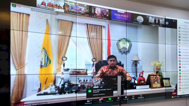 Bupati Gowa yang juga Sekjen APKASI Adnan Purichta Ichsan, saat memberikan sambutan pada Dialog Nasional Pemanfaatan Sampah Menjadi Peluang Usaha Yang Inovatif, Produktif dan Berkelanjutan, secara virtual, Kamis (03/11/2022) kemarin. (Dok. Humas Gowa)
