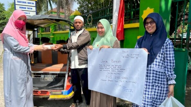 POS TKIT Al Fityan School Gowa membagikan makanan di sekitar Sekolah Al Fityan School Gowa, Jalan Pallantikang, Sungguminasa. (Ist)