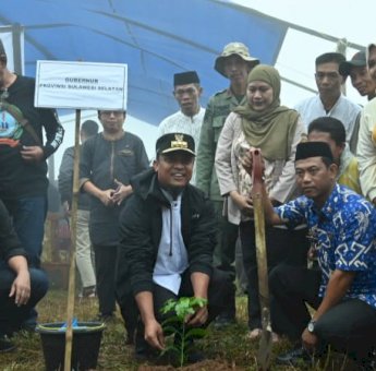 Diselimuti Kabut, Gubernur Andi Sudirman Tanam Bibit Kopi Bareng Warga Gowa di Topidi