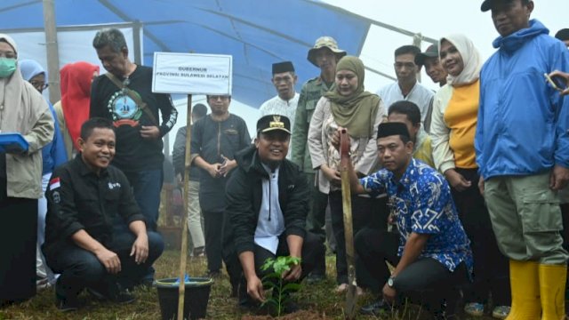 Gubernur Sulsel Andi Sudirman Sulaiman, daat menanam bibit pohon kopi bersama masyarakat di Topidi, Kecamatan Tinggimoncong, Gowa, Jum'at (04/11/2022). (Istimewa)