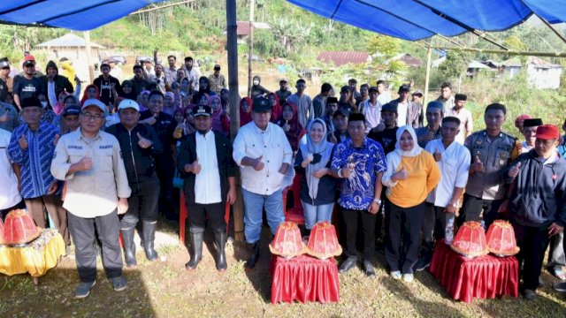 Gubernur Sulsel Andi Sudirman Sulaiman, bersama warga Topidi Kecamatan Tinggimoncong Kabupaten Gowa, usai melakukan penanaman bibit pohon kopi, Jumat (05/11/2022). (Istimewa)