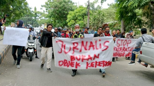 Sejumlah Jurnalis dari berbagai media massa menggelar aksi Unnuk Rasa di depan Mapolres Jeneponto, Jumat (04/11/2022). (Foto: Andi Nurul Gaffar / Republiknews.co.id)