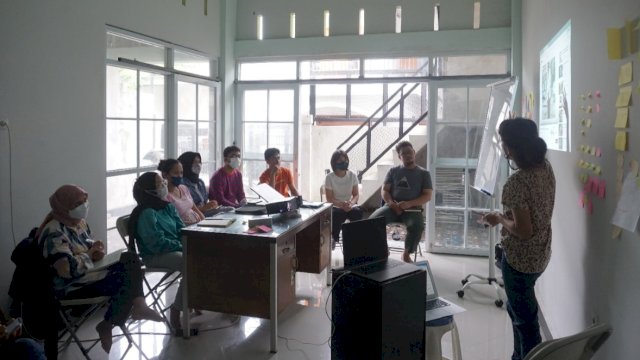 Pertemuan Kala Teater terkait pembahasan pertunjukan Proyek Kota Dalam Teater 2022. (Dok. Kala Teater)