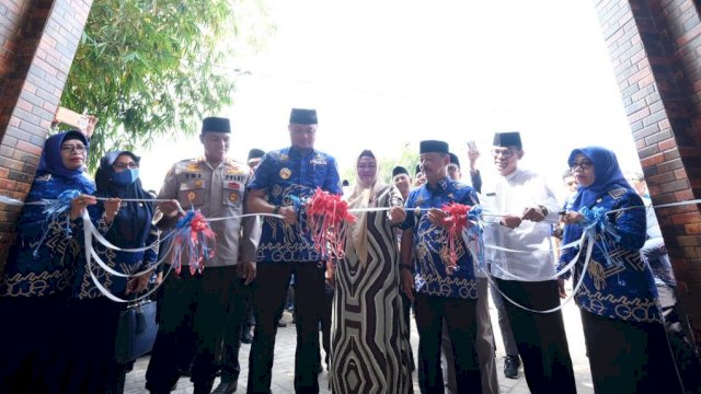 Bupati Gowa Adnan Purichta Ichsan, dan wakilnya Abd. Rauf Malaganni hadir langsung meresmikan Rumah Tahfiz Quran di Jalan Poros Gowa-Takalar, Kecamatan Bajeng. (Dok. Humas Gowa)