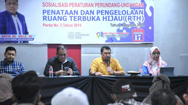 Anggota DPRD Kota Makassar Arifin Dg Kulle (baju kuting), saat menggelar sosialisasi Perda tentang Penataan dan Pengelolaan Ruang Terbuka Hijau, Sabtu (05/11/2022). (Istimewa)
