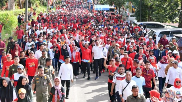 Gubernur Sulsel Andi Sudirman Sulaiman, bersama ribuan warga Malino Kabupaten Gowa mengikuti Jalan Santai Anti Mager, Sabtu (05/11/2022). (Istimewa)