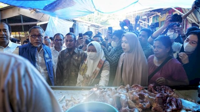 Menteri Perdagangan Zulkifli Hasan, didampingi Gubernur Sulsel Andi Sudirman Sulaiman dan Ketua Komisi VIII DPR RI Ashabul Kahfi, meninjau harga bahan Pokok di Pasar Pabaeng-baeng Makassar, Minggu (06/11/2022). (Istimewa)